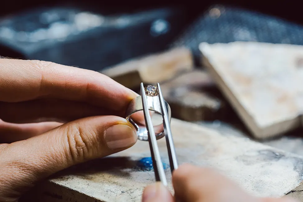Entre heritage et innovation - l-excellence artisanale au service du luxe